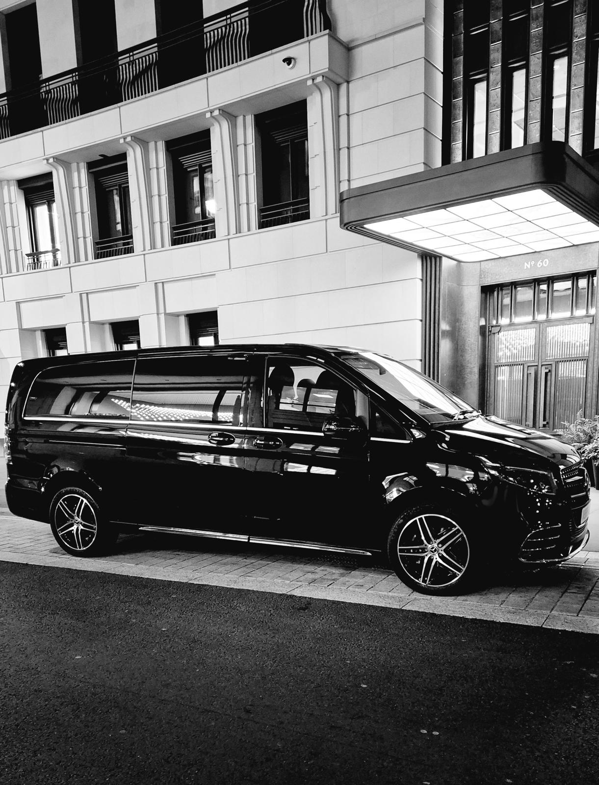 Mercedes chauffeur fleet on London street